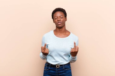 Genç, siyah, kışkırtıcı, agresif ve müstehcen bir kadın. İsyankar bir tavırla orta parmağını sallıyor.