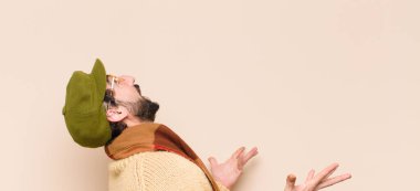 Genç havalı sakallı adam şok olmuş ve şaşırmış, endişeli ve paniklemiş, stresli ve dehşete kapılmış bir bakışla