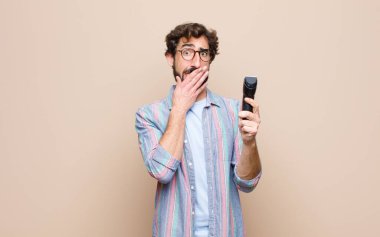 # Elektrikli tıraş makineli genç sakallı adam #