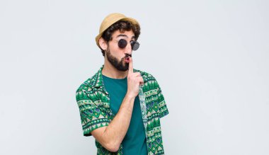 Genç turist sessizlik ve sessizlik istiyor. Parmağını ağzının önüne uzatıp 