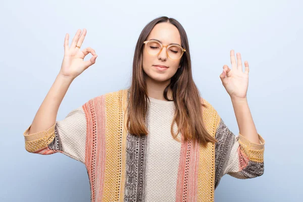 Joven Bonita Mujer Buscando Concentrada Meditando Sintiéndose Satisfecha Relajada Pensando —  Fotos de Stock