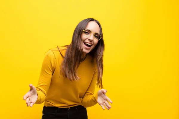 Jonge Mooie Vrouw Die Zich Gelukkig Verbaasd Gelukkig Verrast Voelt — Stockfoto