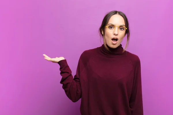 Young Pretty Woman Looking Surprised Shocked Jaw Dropped Holding Object — Stock Photo, Image