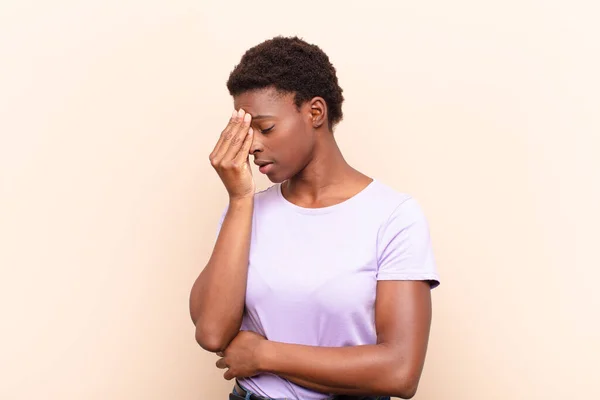 Jovem Mulher Negra Bonita Sentindo Estressado Infeliz Frustrado Tocando Testa — Fotografia de Stock