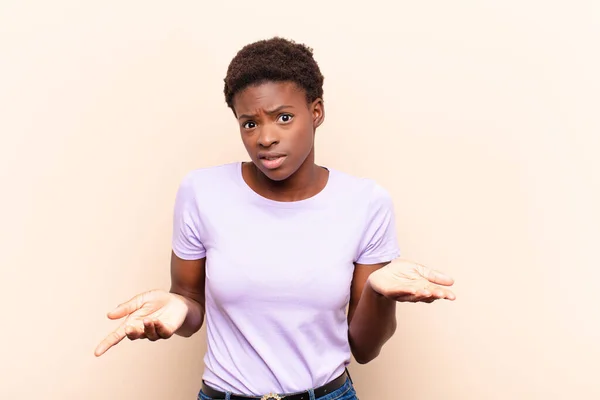 Joven Bastante Negro Mujersintiéndose Despistado Confundido Está Seguro Qué Opción —  Fotos de Stock