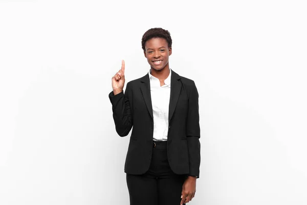 Молодые Красивые Черные Женщины Весело Счастливо Указывая Вверх Одной Рукой — стоковое фото