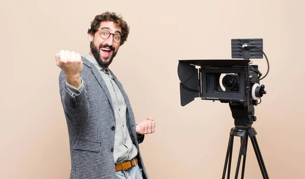 Televisie Presentator Gevoel Geschokt Opgewonden Gelukkig Lachen Vieren Succes Zeggen — Stockfoto