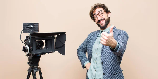 Presentatör Känner Sig Stolt Bekymmerslös Självsäker Och Glad Ler Positivt — Stockfoto