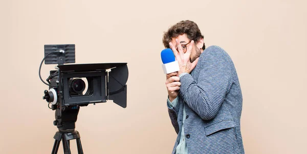 Apresentador Televisão Cobrindo Rosto Com Mãos Espreitando Entre Dedos Com — Fotografia de Stock