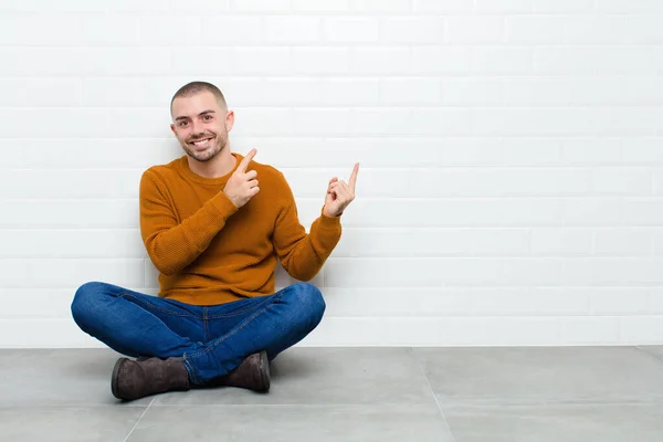 Joven Hombre Guapo Sonriendo Alegremente Señalando Hacia Lado Hacia Arriba — Foto de Stock