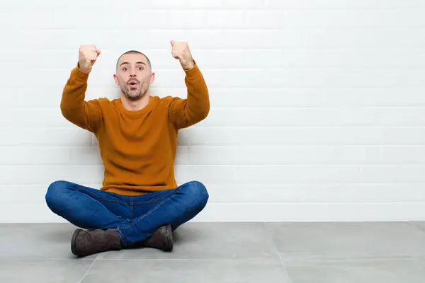 Joven Hombre Guapo Celebrando Éxito Increíble Como Ganador Mirando Emocionado — Foto de Stock