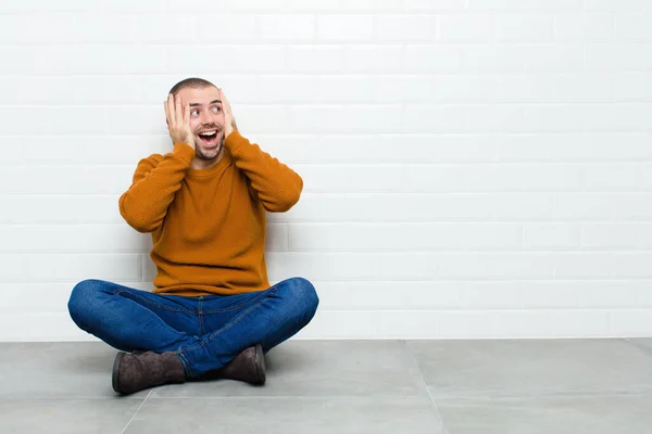 Jovem Homem Bonito Sentindo Feliz Animado Surpreso Olhando Para Lado — Fotografia de Stock