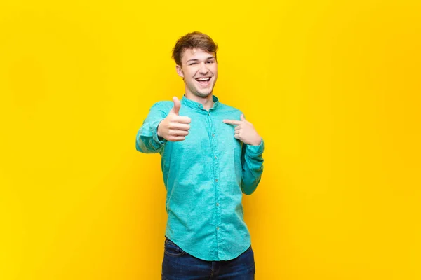 Jovem Loira Sentindo Orgulhoso Despreocupado Confiante Feliz Sorrindo Positivamente Com — Fotografia de Stock