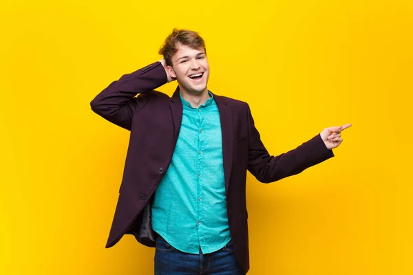 Joven Hombre Rubio Riendo Luciendo Feliz Positivo Sorprendido Realizando Una — Foto de Stock