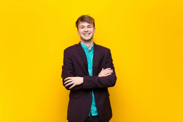 Mladý Blondýnka Muž Vypadá Jako Šťastný Hrdý Spokojený Úspěšný Úsměv — Stock fotografie