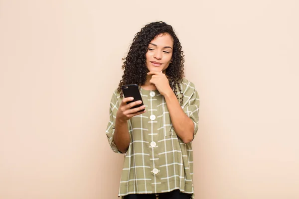 Joven Mujer Negra Sonriendo Con Una Expresión Feliz Segura Con — Foto de Stock