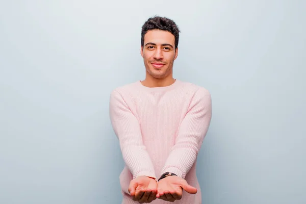 Jovem Homem Árabe Sorrindo Feliz Com Amigável Confiante Olhar Positivo — Fotografia de Stock