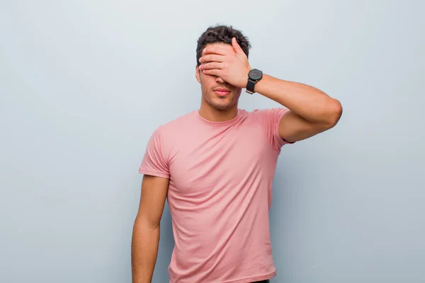 Joven Árabe Cubriendo Los Ojos Con Una Mano Sintiéndose Asustado —  Fotos de Stock