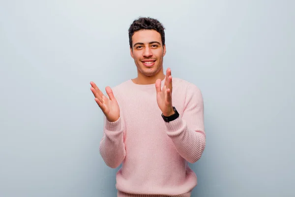 Jovem Homem Árabe Sentindo Feliz Bem Sucedido Sorrindo Batendo Mãos — Fotografia de Stock