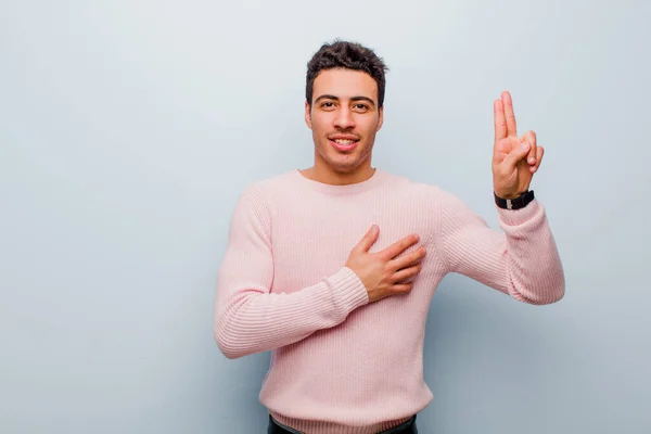 Genç Arap Adam Mutlu Kendinden Emin Güvenilir Görünüyor Gülümsüyor Zafer — Stok fotoğraf