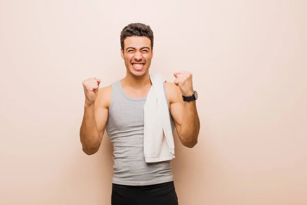 Joven Árabe Sintiéndose Feliz Sorprendido Orgulloso Gritando Celebrando Éxito Con —  Fotos de Stock