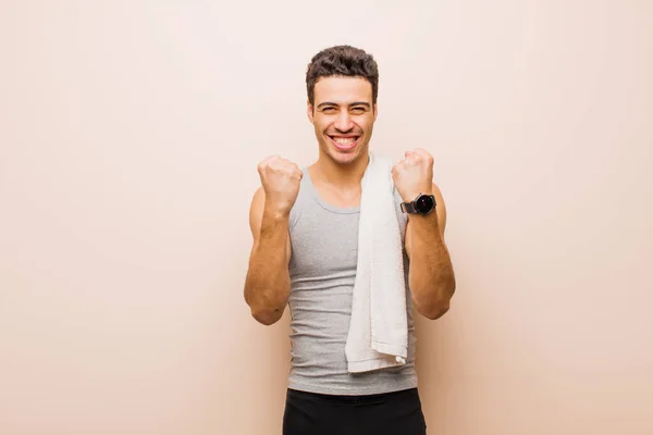 Genç Arap Adam Zaferle Bağırıyor Gülüyor Mutlu Heyecanlı Hissediyor Başarıyı — Stok fotoğraf
