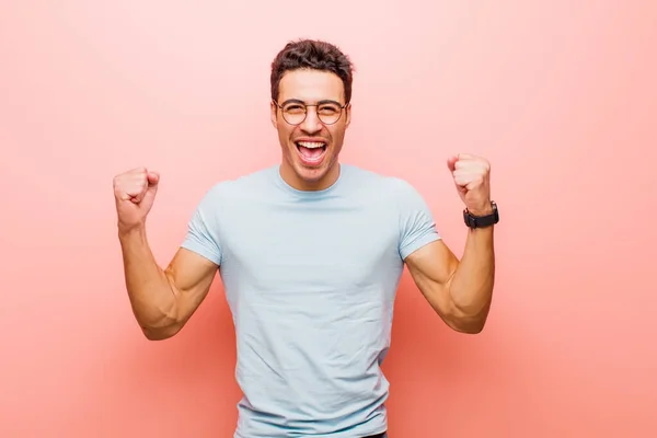 Jovem Homem Árabe Sentindo Feliz Positivo Bem Sucedido Comemorando Vitória — Fotografia de Stock