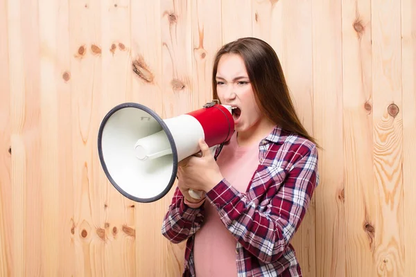 Junges Blondes Hübsches Mädchen Mit Megafon — Stockfoto