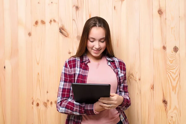 Giovane Bionda Bella Ragazza Con Tablet Intelligente Contro Parete Legno — Foto Stock