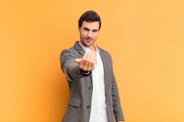 Mens Voelt Zich Gelukkig Succesvol Zelfverzekerd Staat Voor Een Uitdaging — Stockfoto