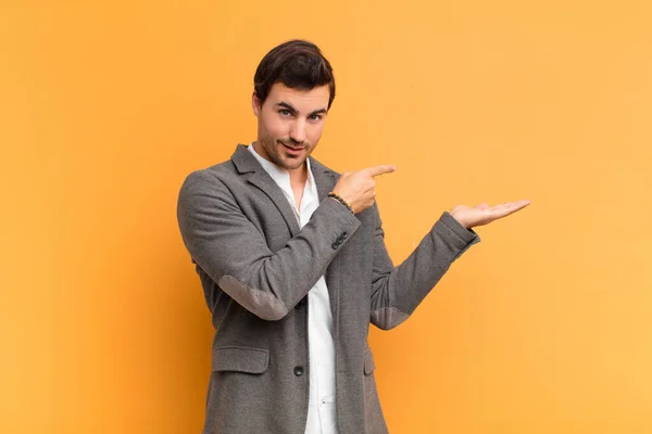 Hombre Sonriendo Alegremente Apuntando Copiar Espacio Palma Mano Mostrando Publicitando — Foto de Stock