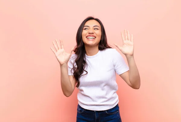 Jovem Latina Bonita Mulher Sorrindo Olhando Amigável Mostrando Número Dez — Fotografia de Stock