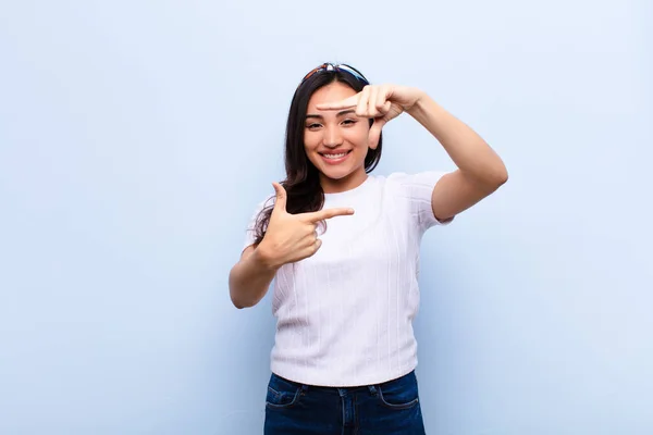 Joven Latina Bonita Mujer Sintiéndose Feliz Amable Positiva Sonriendo Haciendo — Foto de Stock