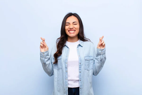 Joven Latina Bonita Mujer Sonriendo Ansiosamente Cruzando Ambos Dedos Sintiéndose —  Fotos de Stock