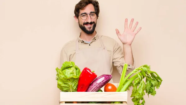 Zelený Obchodník Potravinami Usmívá Vypadá Přátelsky Ukazuje Číslo Pět Nebo — Stock fotografie