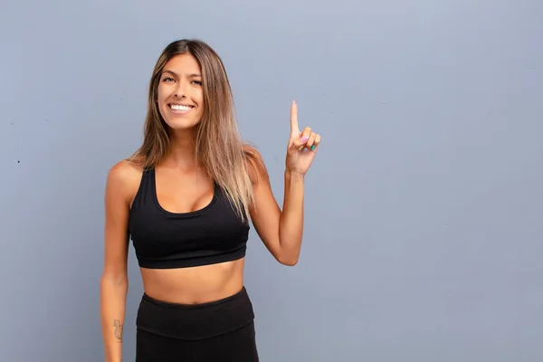 Jovem Mulher Bonita Sorrindo Alegre Feliz Apontando Para Cima Com — Fotografia de Stock