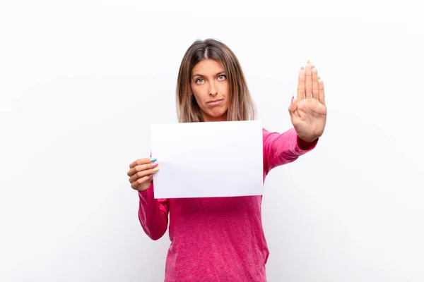 Giovane Bella Donna Che Sembra Serio Severo Scontento Arrabbiato Mostrando — Foto Stock