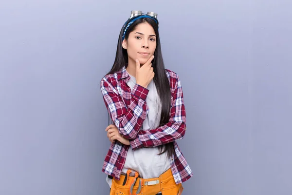 Young Latin Woman Looking Serious Thoughtful Distrustful One Arm Crossed — Stock Photo, Image