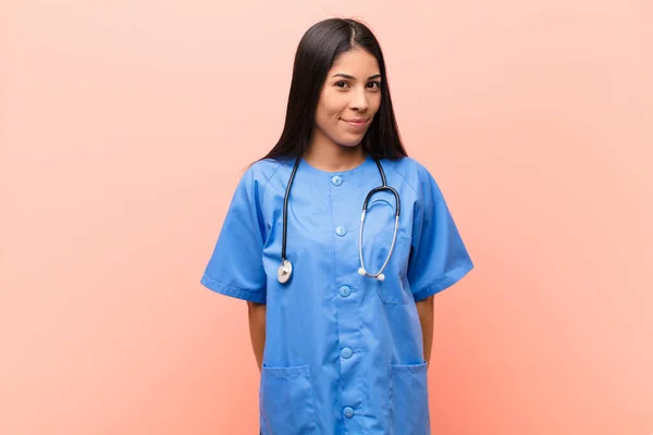 Junge Lateinamerikanische Krankenschwester Sieht Stolz Selbstbewusst Cool Frech Und Arrogant — Stockfoto