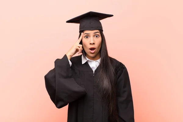 Ung Latinamerikansk Kvinna Student Ser Förvånad Öppen Mun Chockad Förverkliga — Stockfoto