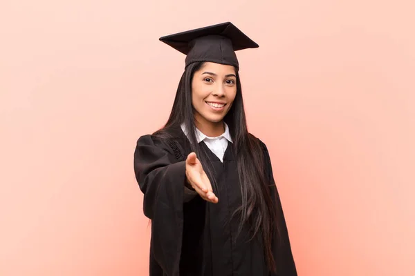 Ung Latinamerikansk Kvinna Student Ler Ser Glad Säker Och Vänlig — Stockfoto