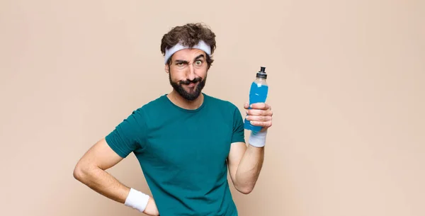 Jeune Sportif Avec Une Bouteille Boisson Énergisante Contre Mur Plat — Photo