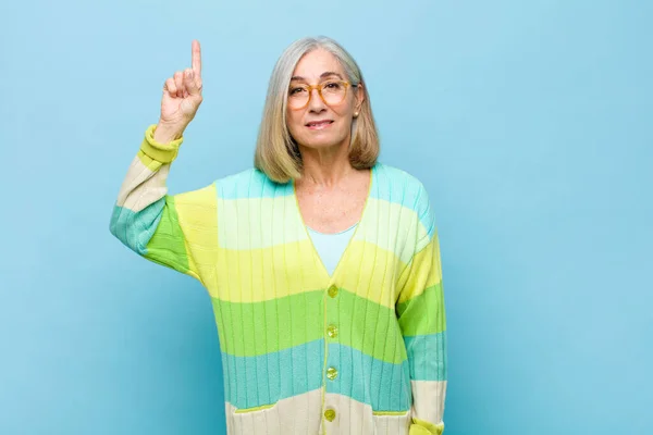 Senior Middle Age Pretty Woman Smiling Cheerfully Happily Pointing Upwards — Stock Photo, Image