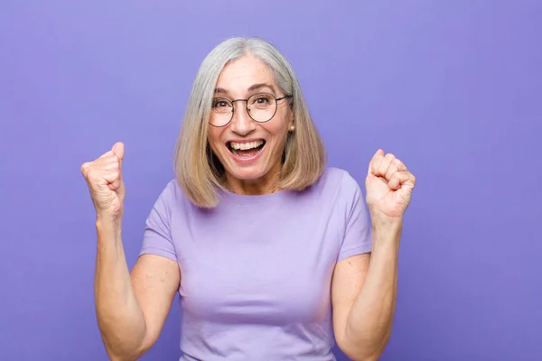 Ηλικιωμένη Μεσήλικη Όμορφη Γυναίκα Αισθάνεται Σοκαρισμένη Ενθουσιασμένη Και Χαρούμενη Γελώντας — Φωτογραφία Αρχείου