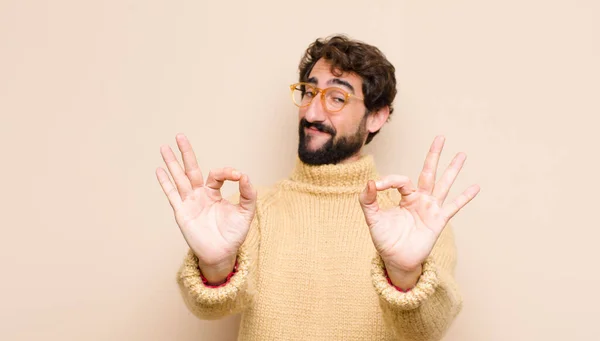 Joven Fresco Hombre Sintiéndose Feliz Relajado Satisfecho Mostrando Aprobación Con — Foto de Stock