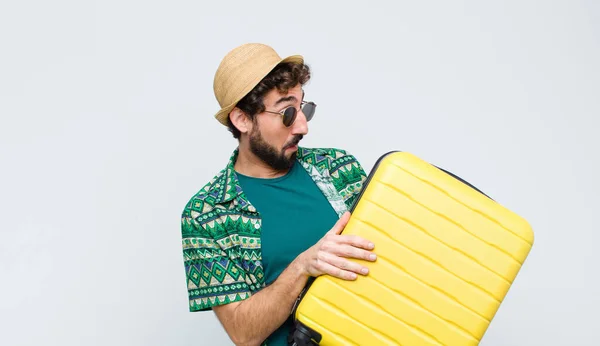 Een Jonge Toerist Met Een Koffer Tegen Een Witte Muur — Stockfoto