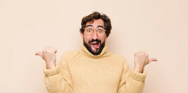 Joven Fresco Hombre Sonriendo Alegremente Mirando Feliz Sintiéndose Despreocupado Positivo — Foto de Stock