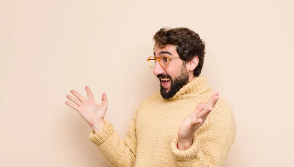 Joven Hombre Fresco Sentirse Feliz Emocionado Sorprendido Sorprendido Sonriendo Asombrado —  Fotos de Stock