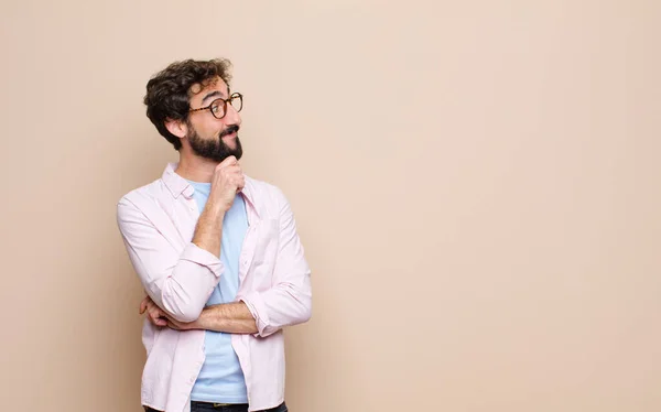 Junger Bärtiger Mann Mit Einem Konzept Gegen Flache Wand — Stockfoto