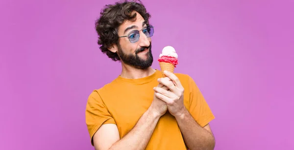 Молодой Безумный Крутой Мужчина Мороженым Против Фиолетовой Стены — стоковое фото